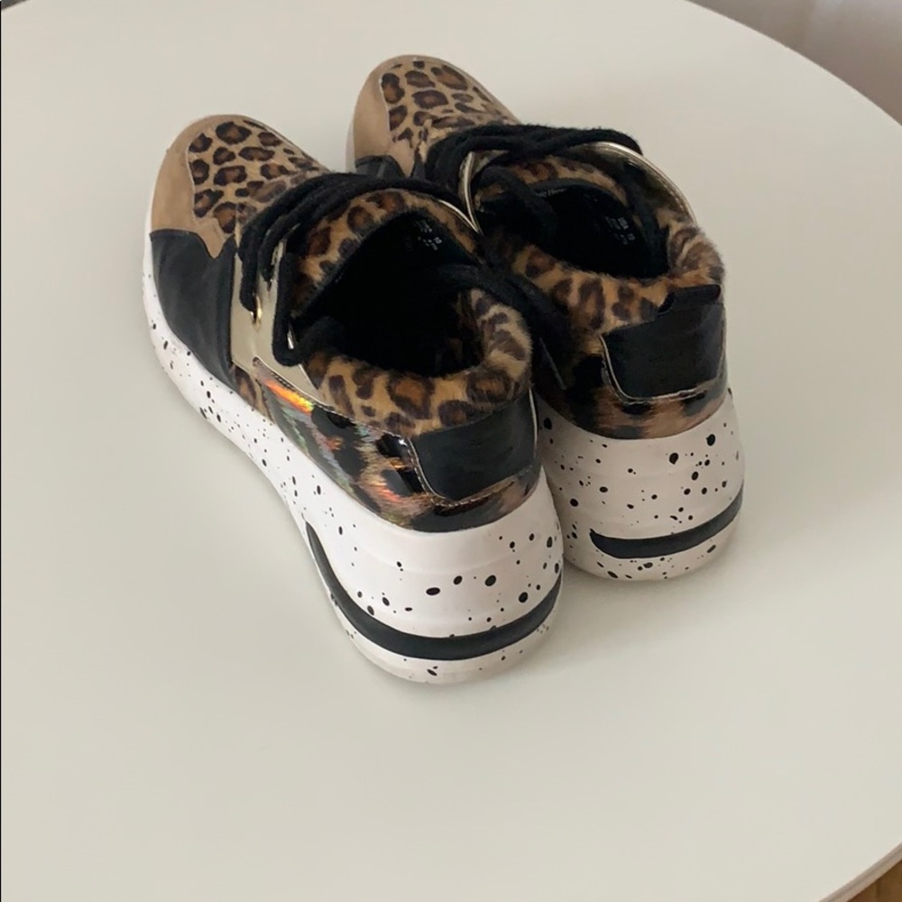 Sneakers size 10